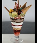 天まで届く塔のようにそびえ立つBIGパフェ。最高にビッグでクレイジーなパフェをぜひ体験してほしい、、、