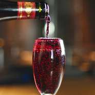 贅沢かつ大胆に。
たっぷりとその喉越しをお楽しみください♪

※こぼれスパークリング（白）もご用意しております