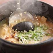 ＜おすすめ＞一口サイズの餃子を、豚骨ベースのスープに入れて強火で煮込む『炊き餃子』。つるっと柔らかく煮上がった餃子と、濃厚なスープとの相性が良い自慢の逸品です。
