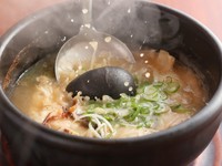＜おすすめ＞一口サイズの餃子を、豚骨ベースのスープに入れて強火で煮込む『炊き餃子』。つるっと柔らかく煮上がった餃子と、濃厚なスープとの相性が良い自慢の逸品です。