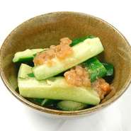 特製の旨酢で仕上げたきゅうりの浅漬け。パリパリとした歯ごたえと梅の酸味をお楽しみください