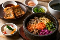 特製の旨酢で仕上げたきゅうりの浅漬け。パリパリとした歯ごたえと梅の酸味をお楽しみください