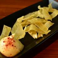 厳選したえいひれを炙った一皿。歯ごたえと口いっぱいに広がる旨味が味わえます