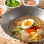 厳選したえいひれを炙った一皿。歯ごたえと口いっぱいに広がる旨味が味わえます