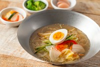 厳選したえいひれを炙った一皿。歯ごたえと口いっぱいに広がる旨味が味わえます