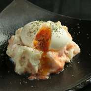 明太子を効かせたポテトサラダに温泉たまごをトッピング。