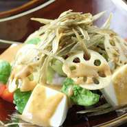 国産丸大豆を使用し、昔ながらの濃厚かつあっさりとした大豆本来の風味が味わえます。金胡麻の豊かな香りとご一緒に