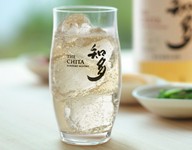 伊勢湾・知多蒸溜洲おで生まれたグレーン元首をベースにしたウィスキー。風のように軽やかな飲み心地。ほのかな旨味が特徴