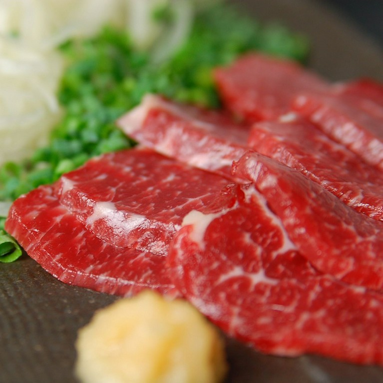 【九州の甘い醤油で味わう、馬刺し】