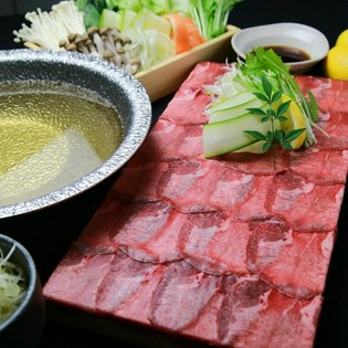 最高級黒牛の贅沢牛タンしゃぶしゃぶ