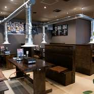 シックなトーンを基調とした店内は落ち着きのある空間です。料理に使われるお皿の大半は趣のある韓国製の陶器と、ノスタルジックな雰囲気漂うアルミ皿。器選びも一手間かけ買い付けされています。