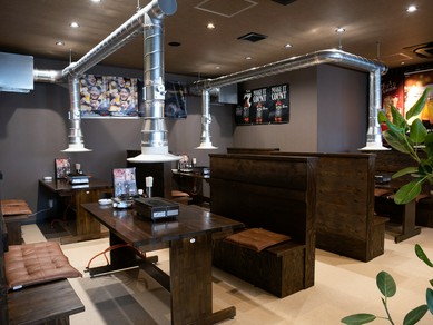 料理を据える器にも趣向を凝らしてセレクト