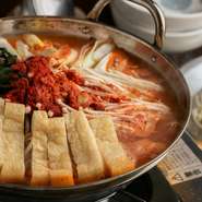 ホルモンや豆腐、野菜などをたっぷりと入れたお鍋です。特に味が染み込む揚げは特に人気。〆の韓国麺が、食材から出る旨みを吸い上げます。『辛1』レベルが一般的、辛さに強い人や、挑戦してみたい人は『辛10』で！