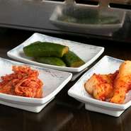 果物のエキスをブレンドし、店長が試行錯誤の末にたどり着いたオリジナルの『キムチ』。辛みをきかせつつも、旨みもしっかりと感じられます。おつまみはもちろん、焼き上がったお肉に乗せて食べるのもおすすめ。