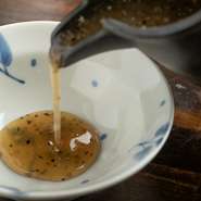 長年肉の世界で磨き上げてきた目利きを存分に駆使し、店内で扱うすべての肉を買い付け。「塩焼肉」の由来となった「塩だれ」は、すべての肉に合うよう、オリーブオイル・黒こしょうをベースにブレンドしています。