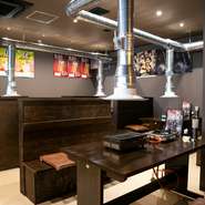 女性同士でも気軽に焼肉を楽しめる店。そのために、過ごしやすい空間づくりから半個室のように使えるボックス席、お手洗いに至るまで細やかな心遣いに溢れています。