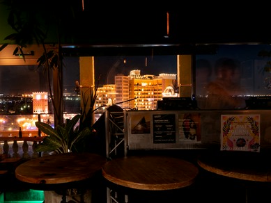 夜景を一望できるロマンチックな店内