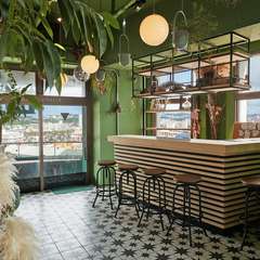 カウンター席を見つけ、一人の時間に大満足