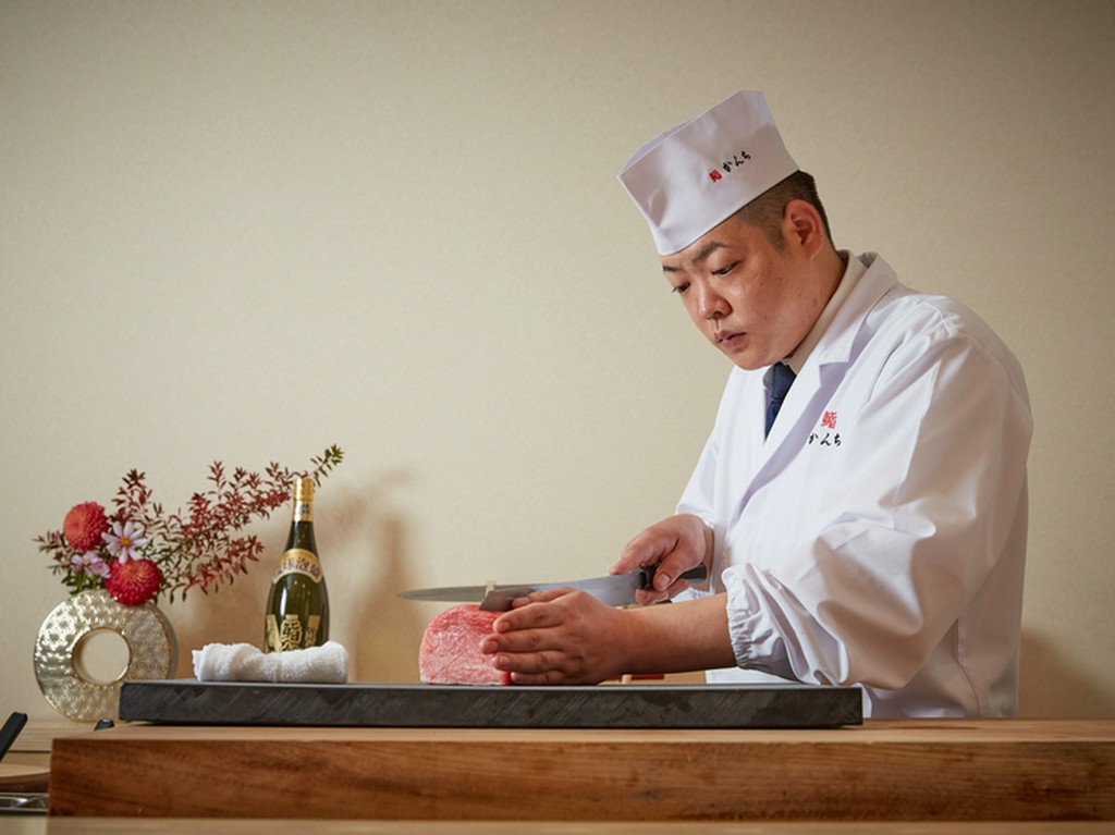 カウンター越しの会話を楽しみ、贅沢な時間を過ごす