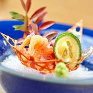 【鮨 かんち】では、九州をはじめ日本各地から厳選した魚介を仕入れています。磯の香りが広がるアカガイのお造りは、コリコリとした食感が新鮮さの証し。思わずお酒が進みます。