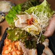大阪・鶴橋のコリアンタウンから入荷する、本場の味噌ダレが、格別な味わいに仕上げている『サムギョプサル』。日本で人気の、皆が食べたいと思う韓国料理がここ【韓国料理　ホムロン】にあります。
