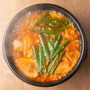 店主自慢の自家製のスープが、イカ、アサリ、海老などの魚介の旨みと相まって絶妙なおいしさに。季節問わず、この熱々感がスンドゥブ・チゲの魅力です。