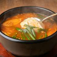 自慢の自家製スープに丁寧に下処理した上質なホルモンスンドゥブ