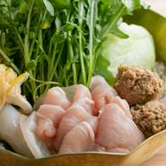 鶏肉はさっぱりとした脂でありながらも、肉の旨がしっかりと感じられる、滋賀県産「淡海地鶏」のむね肉ともも肉を使用しております。むね肉、もも肉の異なる歯ごたえをご堪能ください