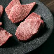 店主の実家である山形県「山口畜産」から、「最上牛」の中でも最高の品質を誇るものだけを吟味しています。あっさりした霜降り肉は、口に入れた瞬間にとろける食感。まさに「もう一口食べたくなる牛肉」です。