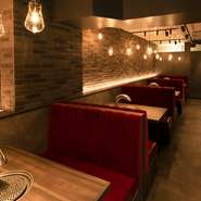 オシャレなソファー席が配された店内は、大人のくつろぎにふさわしい洗練された空間。柔らかな明かりが、気負わず過ごせる雰囲気を醸し出しています。細やかなおもてなしに身を委ね、ゆったりとくつろいで。


