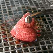 オリジナルの飼料や奥羽山脈の伏流水で丁寧に肥育された「最上牛」は、きめ細かな肉質と繊細な香り、甘みが特徴です。肉本来の旨みに感嘆。部位ごとに異なるカット法でさらなるおいしさを引き出してくれます。