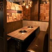 五感が刺激される贅沢な焼肉メニューを、コースでもアラカルトでも楽しめるのが魅力です。落ち着いて過ごせる個室席は、デートはもちろん接待や会食の場面にも理想的。おいしい食事が、思い出に残る時間を彩ります。