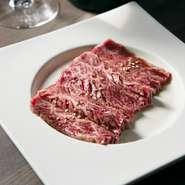 柔らかい食感と脂の甘みを感じる、稀少な和牛のハラミ。タレとよく絡み、ご飯が進みます。