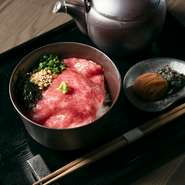 最上牛のロースに8時間煮込んだ牛すじのだしを合わせた、贅沢な一杯。口の中に入れた瞬間に旨みたっぷりの脂がスーッととろけます。