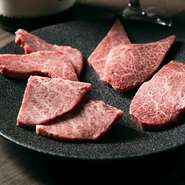 本日のおすすめ部位を一番おいしくいただけるカットで提供してくれる一皿。肉の旨みがたっぷり蓄えられた贅沢な部位を、存分に楽しめます。