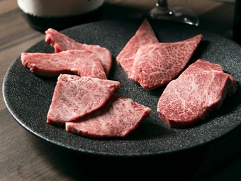 味わい、香り、見た目。最上牛の魅力を堪能できる『厳選盛り4部位』