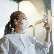 銀座で最高級の焼肉を提供する【焼肉Coco　Nemaru】ならではの雰囲気づくりを心がけているのだそう。高級感がありながらもカジュアルに。訪れるゲストに幸福感をもたらすようなおもてなしを目指しています。