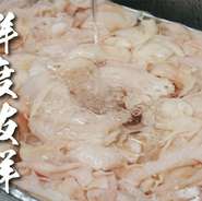 表面にはこんがり焼き色を付け、しっかりと肉汁を閉じ込めてから蒸し焼きにしています。肉汁が流れ出すギリギリの状態までふんわりと焼き上げているため、食べた瞬間に溢れる肉汁を楽しめます。