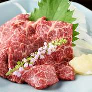 なかなか生食できる肉が少なくなってしまった昨今、手軽に生食できる食材として存在している『馬刺し』。仕入れ先から、小格馬の月齢や品種にもこだわります。生産者の熱意も伝わってくる一品。