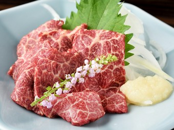 【焼肉苑　咲万】の馬刺しは、小格馬による『生馬刺し』