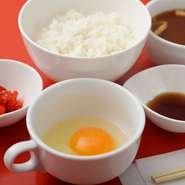 ヘルシーで人気の一品『卵かけご飯』。色鮮やかで、味が自慢の卵である、青森県産の「味乙女（あじおとめ）」を使用しています。木酢酸配合飼料を使用した、健康な鶏から産まれた安心・安全な卵を味わえます。