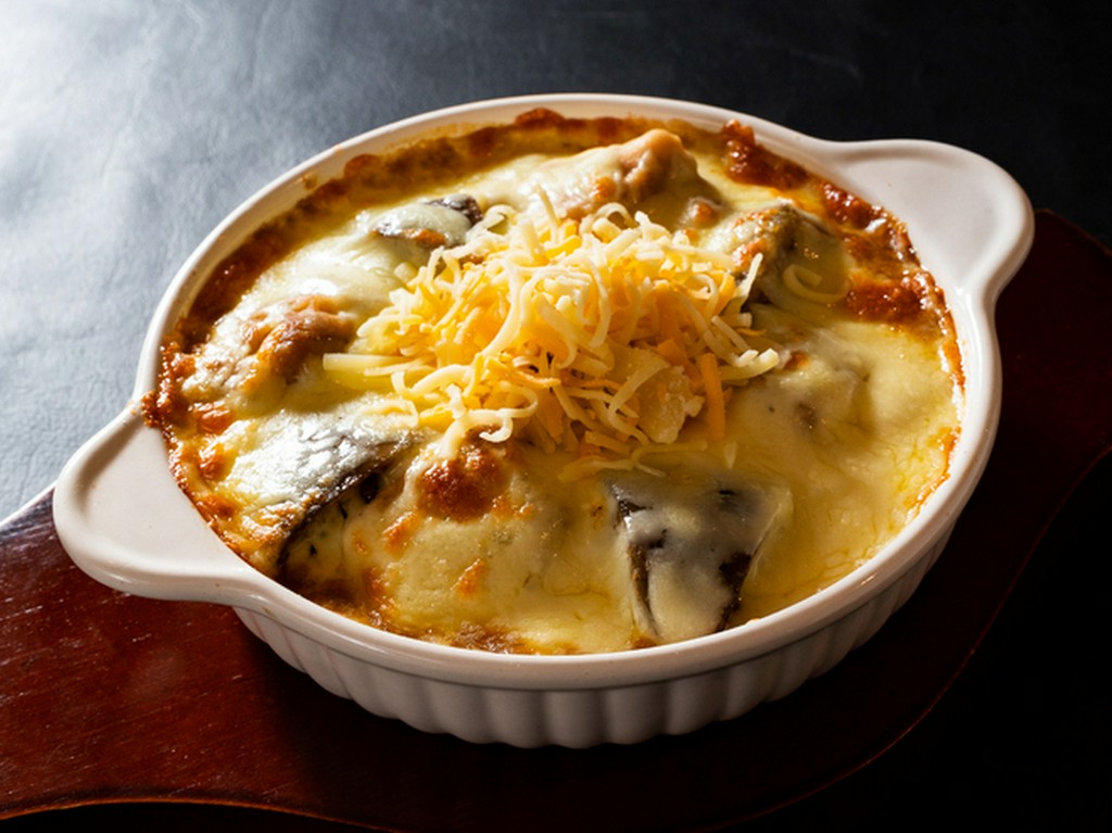 たっぷりチーズと季節の彩り新鮮野菜。絶品のスパイスが薫るアツアツの人気メニュー『焼きカレー』