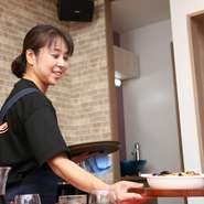 「安くて美味しくてアットホームな、また来たいと思える店づくり」と語る坂口氏。自身を含めスタッフ全員が、笑顔でフレンドリーな接客を実践しています。料理、空間ともに、来店者を満足させる店となっています。