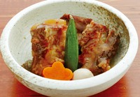 軟骨ソーキをじっくりと煮込みました。
骨まで全部食べられます。
