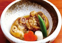 豚足を、とろとろになるまで柔らかく煮込んであります。