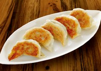県産ブランド豚「あぐー」を使用した逸品。もちっとした皮と旨味たっぷりの肉汁特徴です。