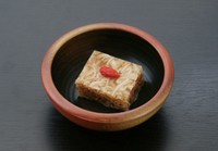 旨味とコラーゲンが詰まった贅沢な一品。
豚耳のコリコリ食感はおつまみにも最適。