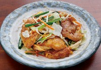 お麩と野菜の炒め物。
たまごをまとった麩のふんわり食感はクセになります。