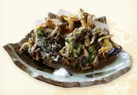 ミネラル、食物繊維が豊富なもずくのかき揚げ。