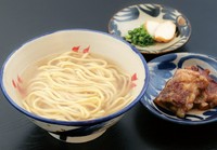トロトロの軟骨ソーキが乗った
沖縄の代表的なそば。